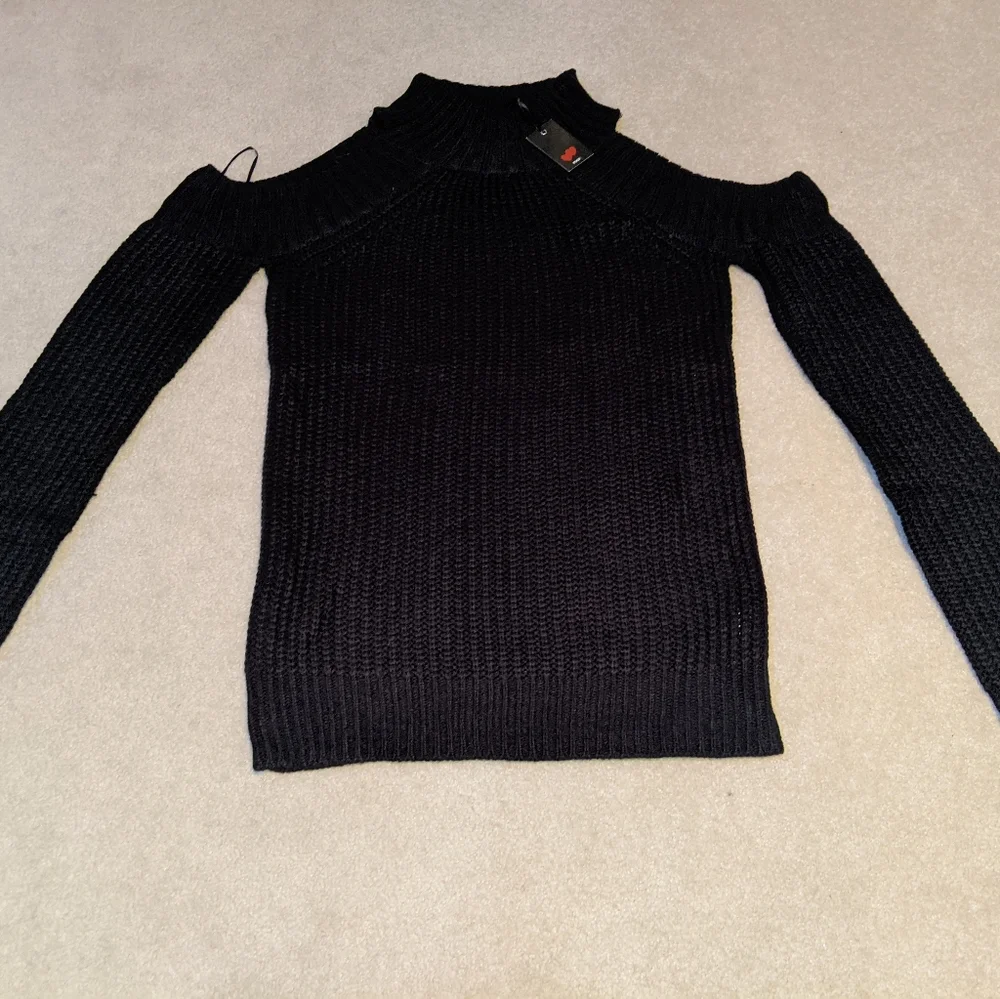 Nwt Poof! Black cold shoulder sweater Sz 1x.